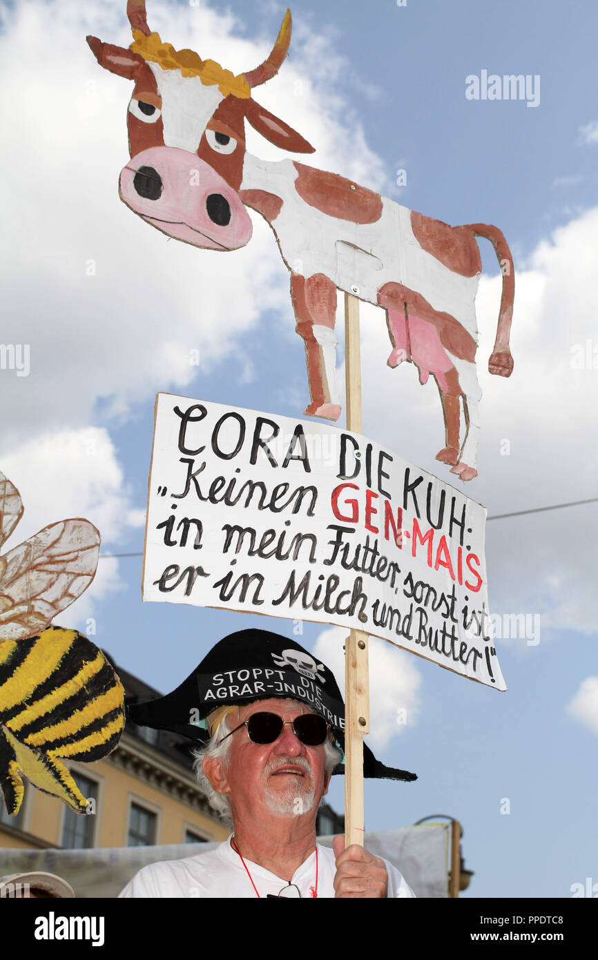L'iniziativa 'Mir ham satt' combatte contro grandi strutture agricole e di agricoltura sostenibile ad una dimostrazione e la successiva rally su Odeonsplatz a Monaco di Baviera. Foto Stock