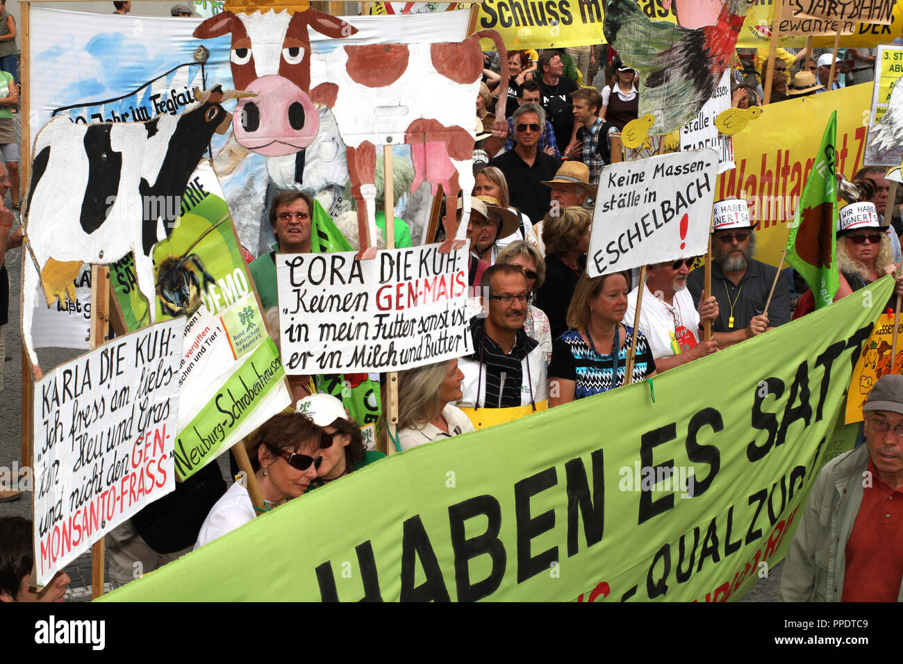 L'iniziativa 'Mir ham satt' combatte contro grandi strutture agricole e di agricoltura sostenibile ad una dimostrazione e la successiva rally su Odeonsplatz a Monaco di Baviera. Foto Stock