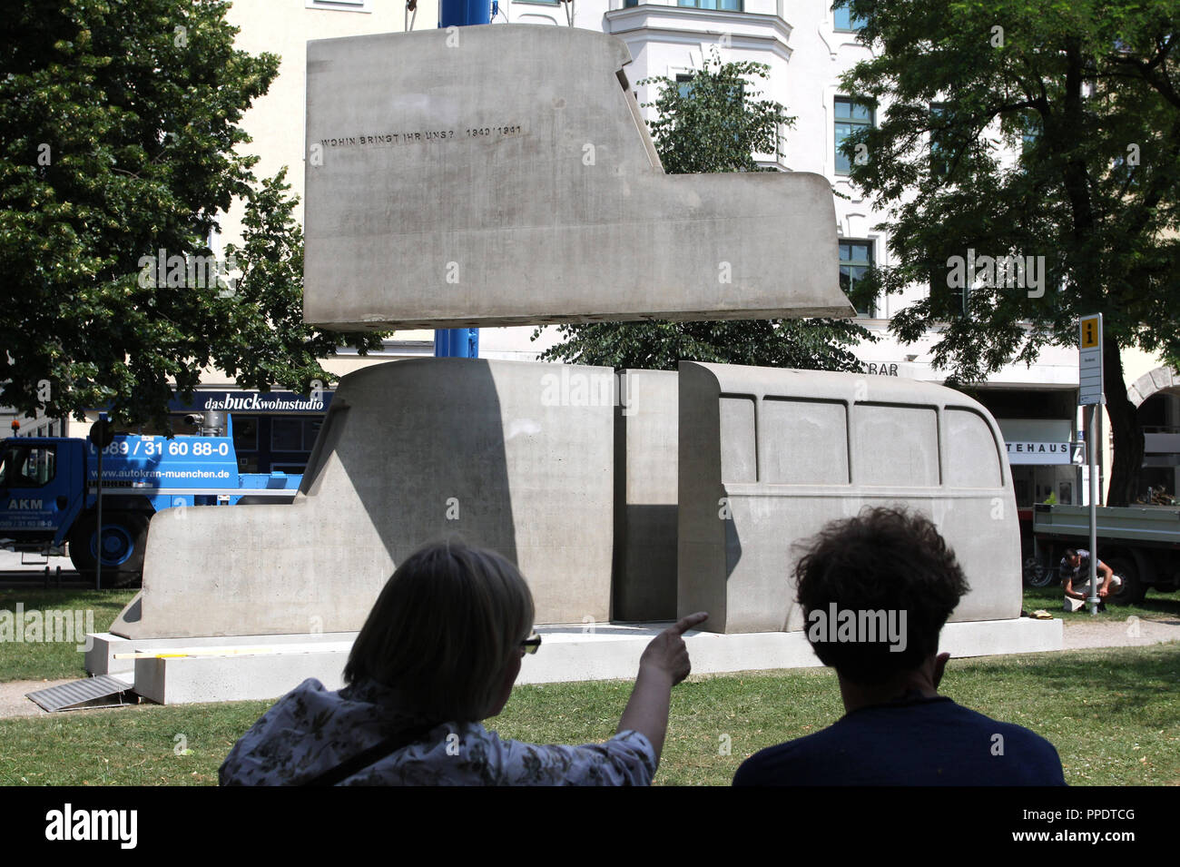 Il monumento temporanea "grigio Bus' è stato installato sull'area verde presso la Fontana di fortuna a Isartor Monaco di Baviera, per commemorare le vittime del nazismo programma eutanasia e delle vittime della "Legge per la prevenzione del malato geneticamente prole', che è stato adottato dal regime nazista il 14 luglio 1933. Foto Stock