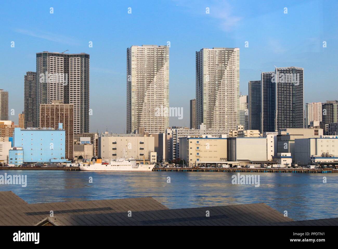 Tokyo e Kachidoki Toyomicho skyline - città moderna e fabbriche di porto. Foto Stock