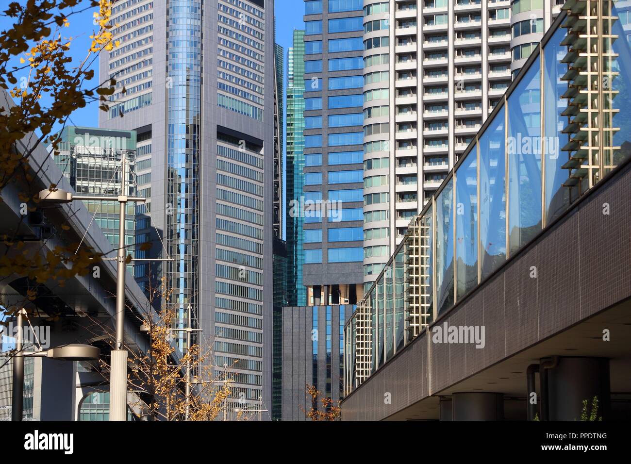 Shiodome city view a Tokyo in Giappone. Edifici alti e la ferrovia sopraelevata (MONOROTAIA). Foto Stock