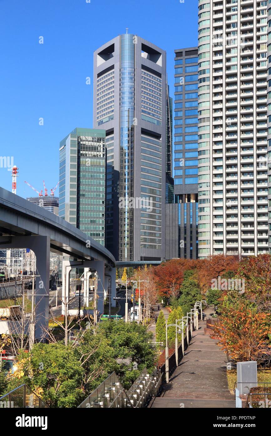 Shiodome city view a Tokyo in Giappone. Edifici alti e la ferrovia sopraelevata (MONOROTAIA). Foto Stock