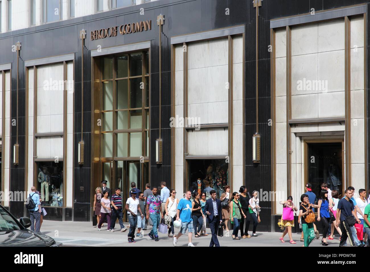 NEW YORK, Stati Uniti d'America - 2 Luglio 2, 2013: Bergdorf Goodman department store di Fifth Avenue, New York. Bergdorf Goodman è un Luxury department store fondata nel 1899 Foto Stock
