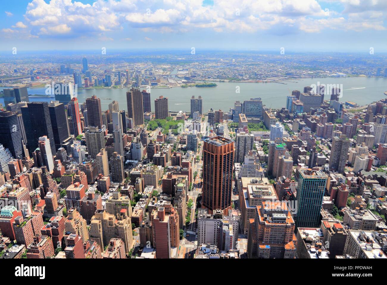 La città di New York, Stati Uniti - Midtown Manhattan vista aerea verso Tudor City, Murray Hill, Kips Bay e East River. Foto Stock
