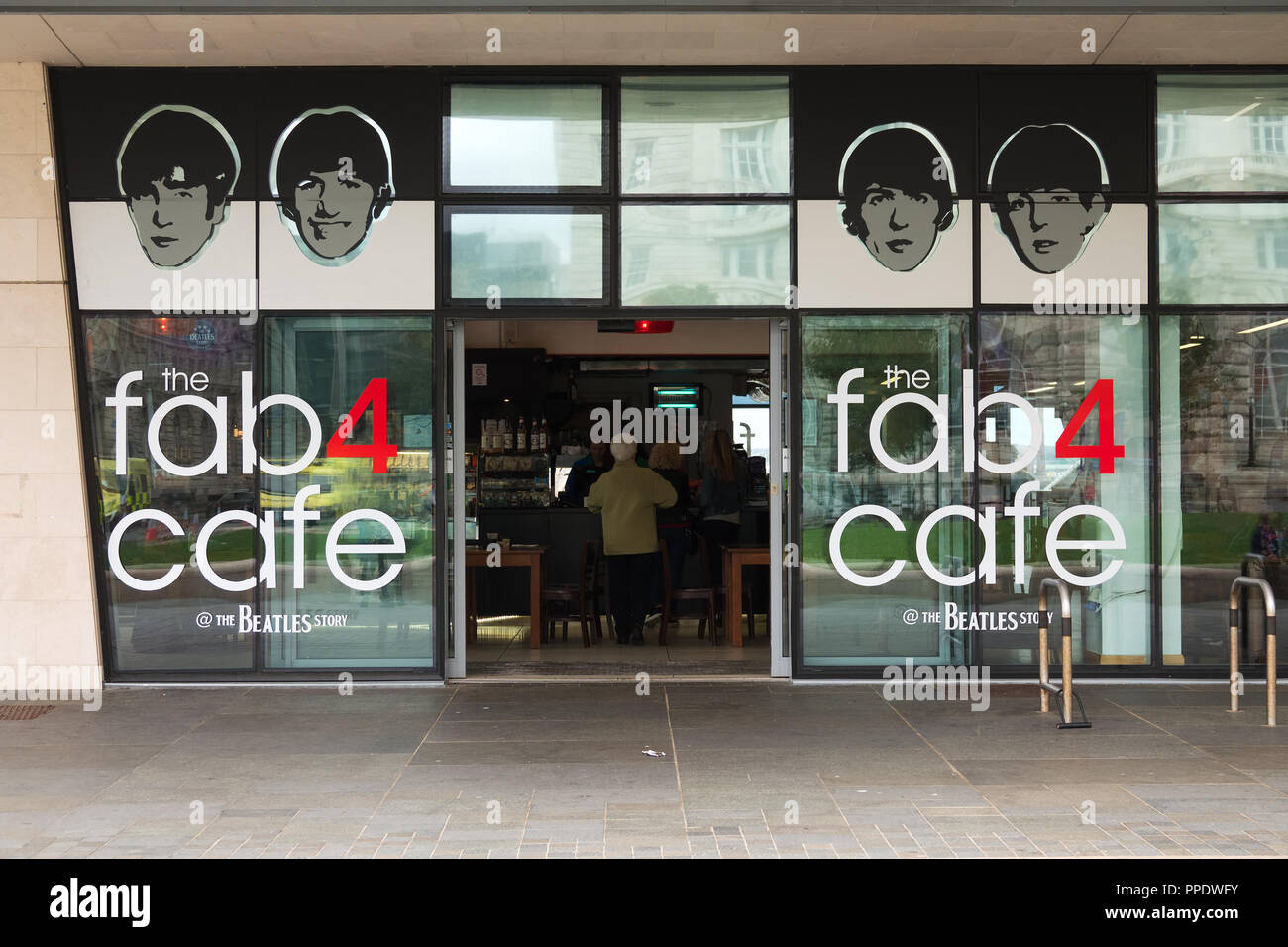 I Beatles Fab 4 Cafe nel Mersey Ferry Pier terminale di testa sul lungomare di Liverpool Foto Stock