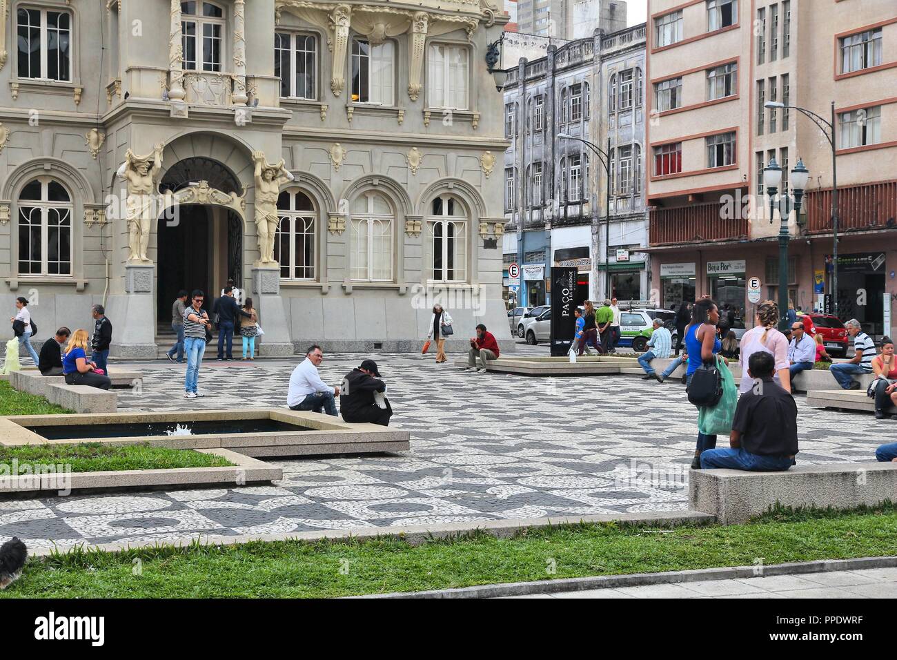 CURITIBA, Brasile - 7 ottobre 2014: persone shop a Curitiba, in Brasile. Curitiba è l'ottavo più popolosa città del Brasile con 1,76 milioni di abitanti. Foto Stock