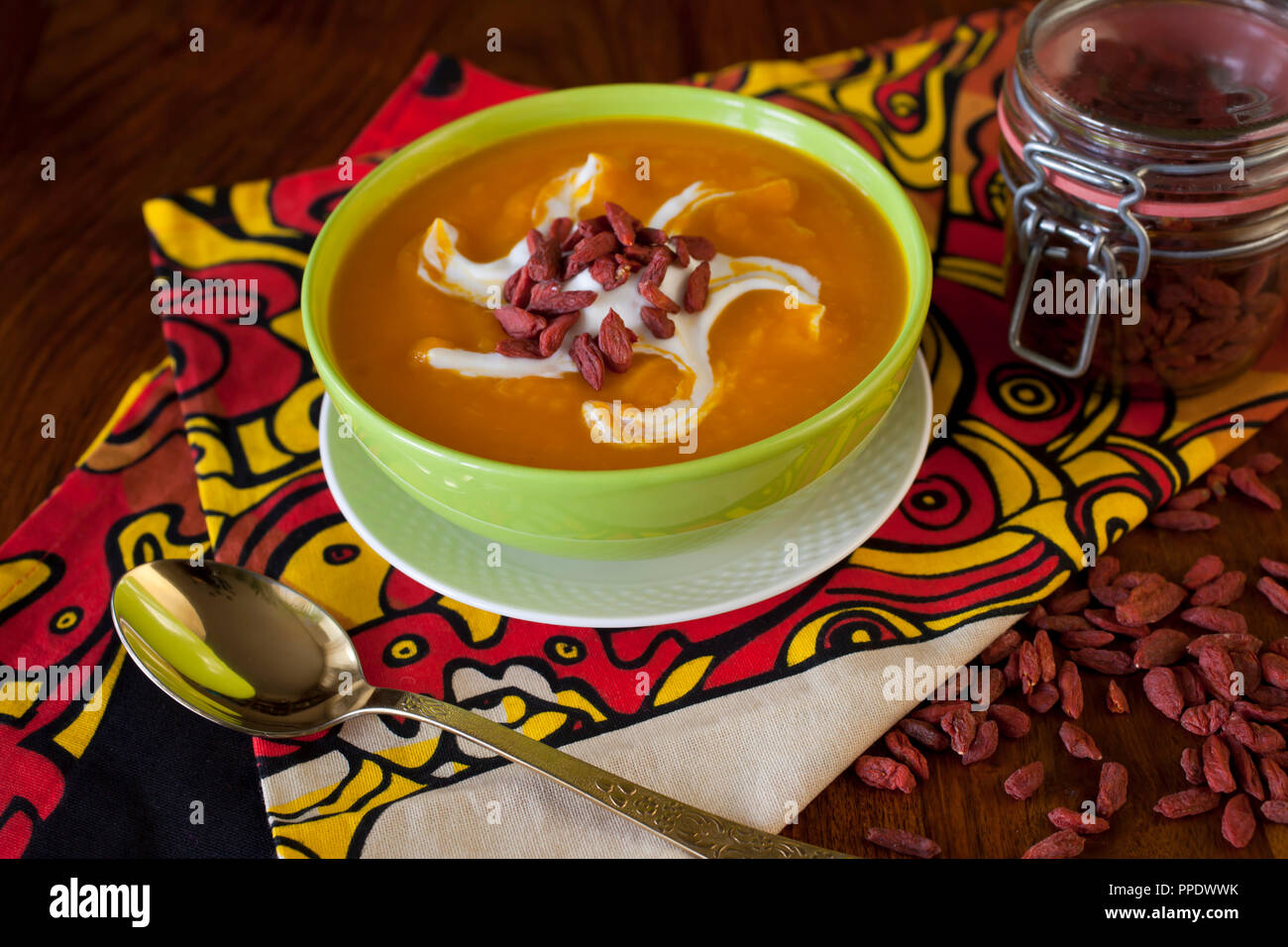 In casa autunno zucca zuppa cremosa sul tavolo di legno Foto Stock