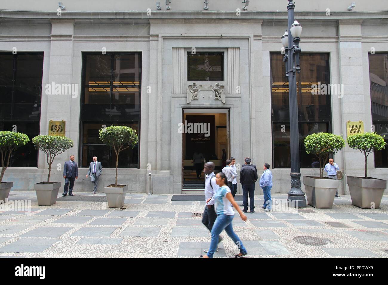 SAO PAULO, Brasile - 6 ottobre 2014: la gente a piedi da BM&F Bovespa Stock Exchange in Sao Paulo. Bovespa è la più grande borsa in Brasile con 362 Foto Stock