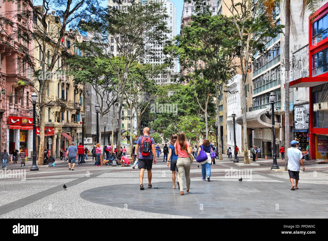 SAO PAULO, Brasile - 6 ottobre 2014: persone visitano il centro di Sao Paulo. Con 21,2 milioni di persone Sao Paulo metropolitan area è l'ottavo più popoloso in Foto Stock