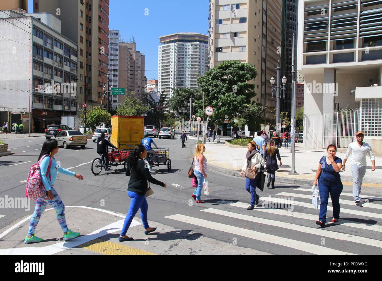 SAO PAULO, Brasile - 6 ottobre 2014: pedoni a piedi in Sao Paulo. Con 21,2 milioni di persone Sao Paulo metropolitan area è l'ottavo più popoloso in t Foto Stock