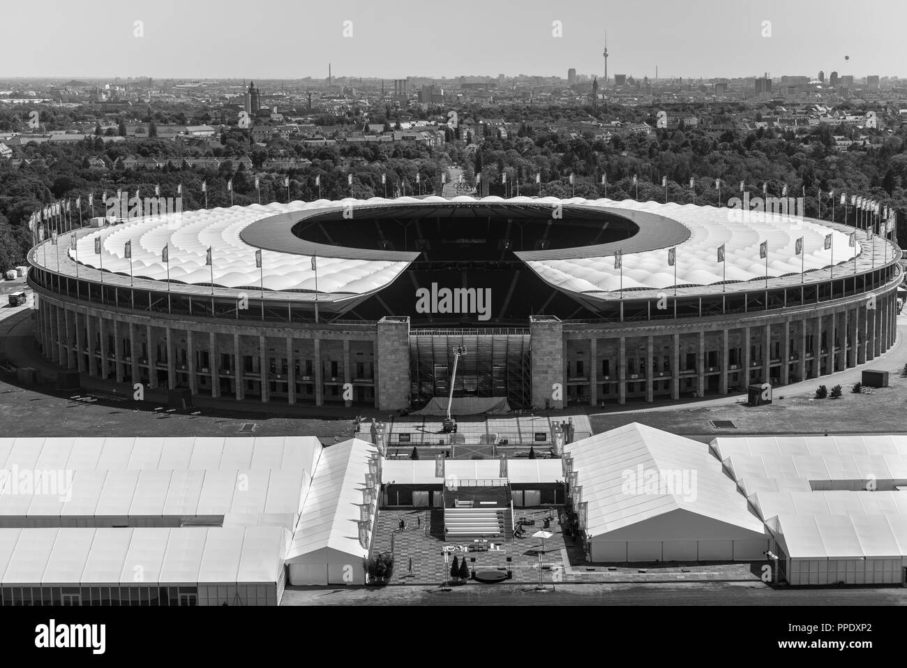 Berlino, Germania - 28 Maggio 2017: vista aerea dell'Olympia Stadium, costruita per il 1936 Olimpiadi di estate. Preso dalla cima della torre nell'Olympic Foto Stock