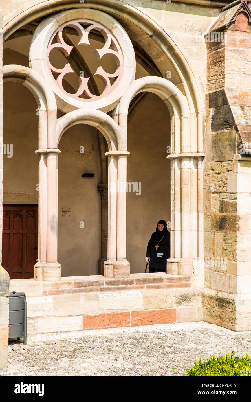 Trier,germania,17Aug-2018:donna in un greco-ortodossi robe visita un monastero a Treviri,Treviri è molto vecchia città con molti vecchi cattedrale chiese e monasteri Foto Stock