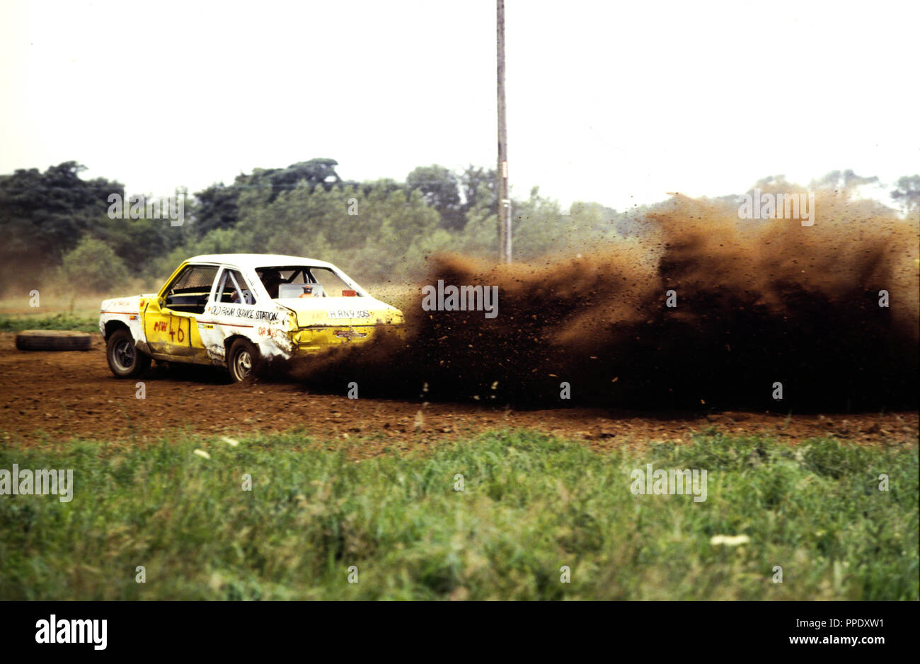 Segnare due Ford Escort in un evento grasstrack, vicino a Holyhead, su Anglesey, nel 1986. Foto Stock