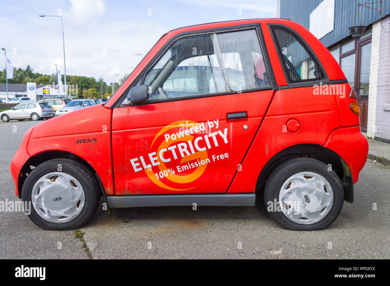 Reva electric car dipinte di rosso alimentato da energia elettrica Foto Stock