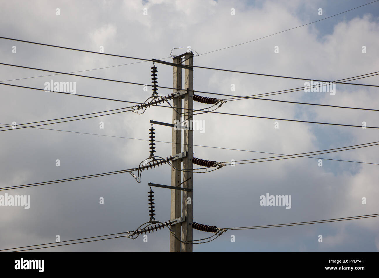 Primo piano linea di elettricità e l'elettricità post all cielo blu sullo sfondo Foto Stock