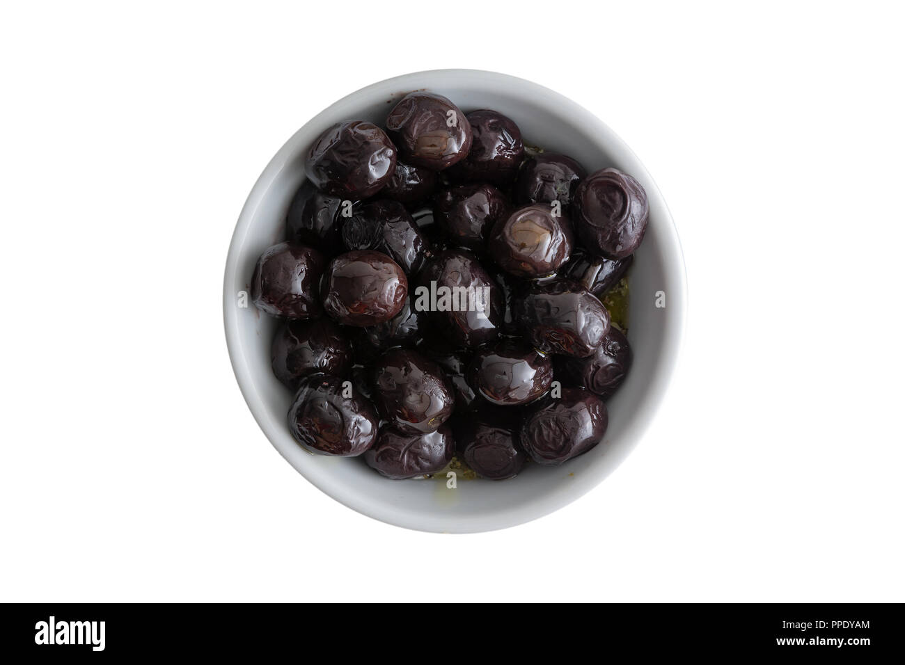Piatto piccolo indurito di primo grado A Mediterraneo black olive visto dall'alto isolato su bianco Foto Stock