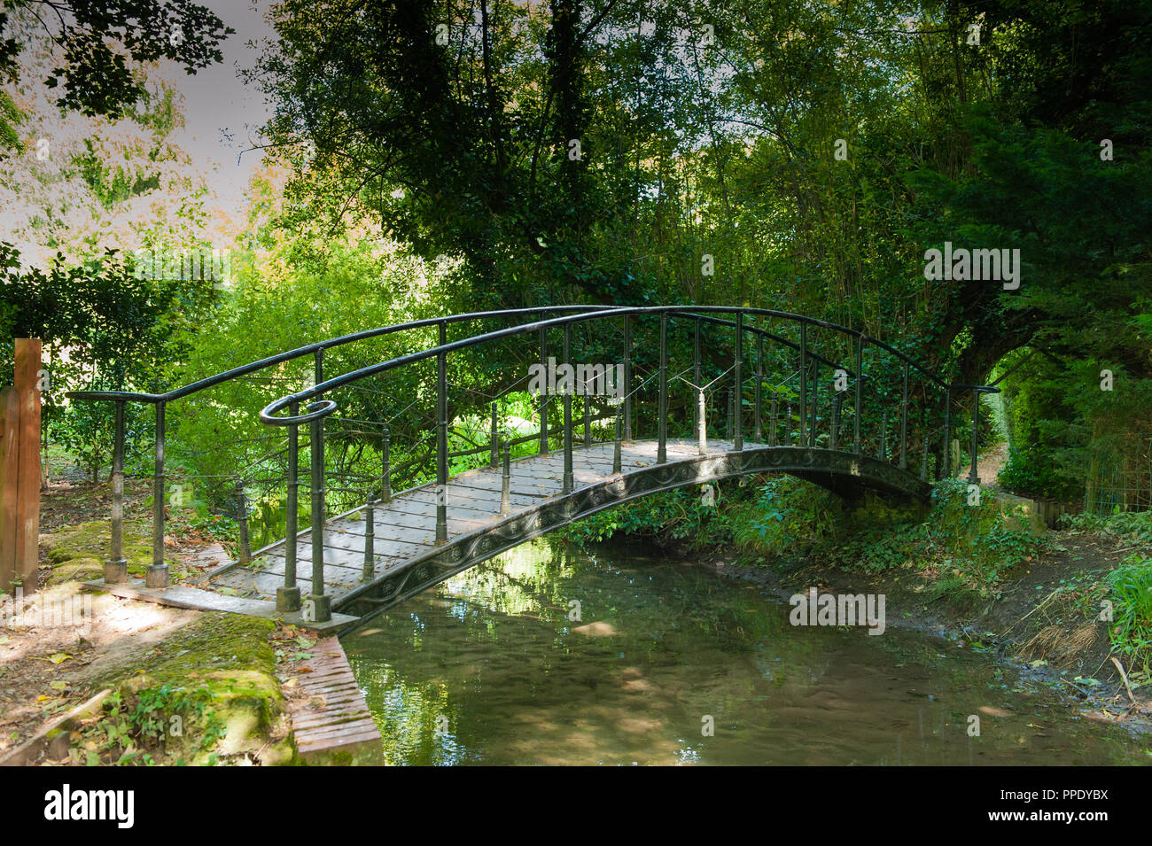 Inizio del XIX secolo la ghisa passerella sul fiume Wylye in Bishopstrow, Wiltshire, Regno Unito. Foto Stock