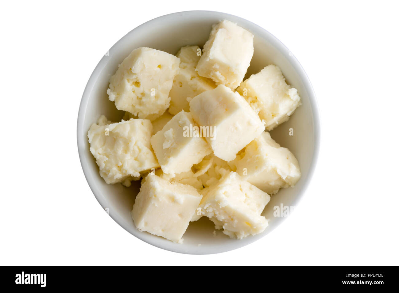 Friabile fresca mediterranea tradizionale formaggio feta in una ciotola fatta con pecore e ha ottenuto il latte indurito in salamoia e una deliziosa insalata ingrediente e appetiz Foto Stock