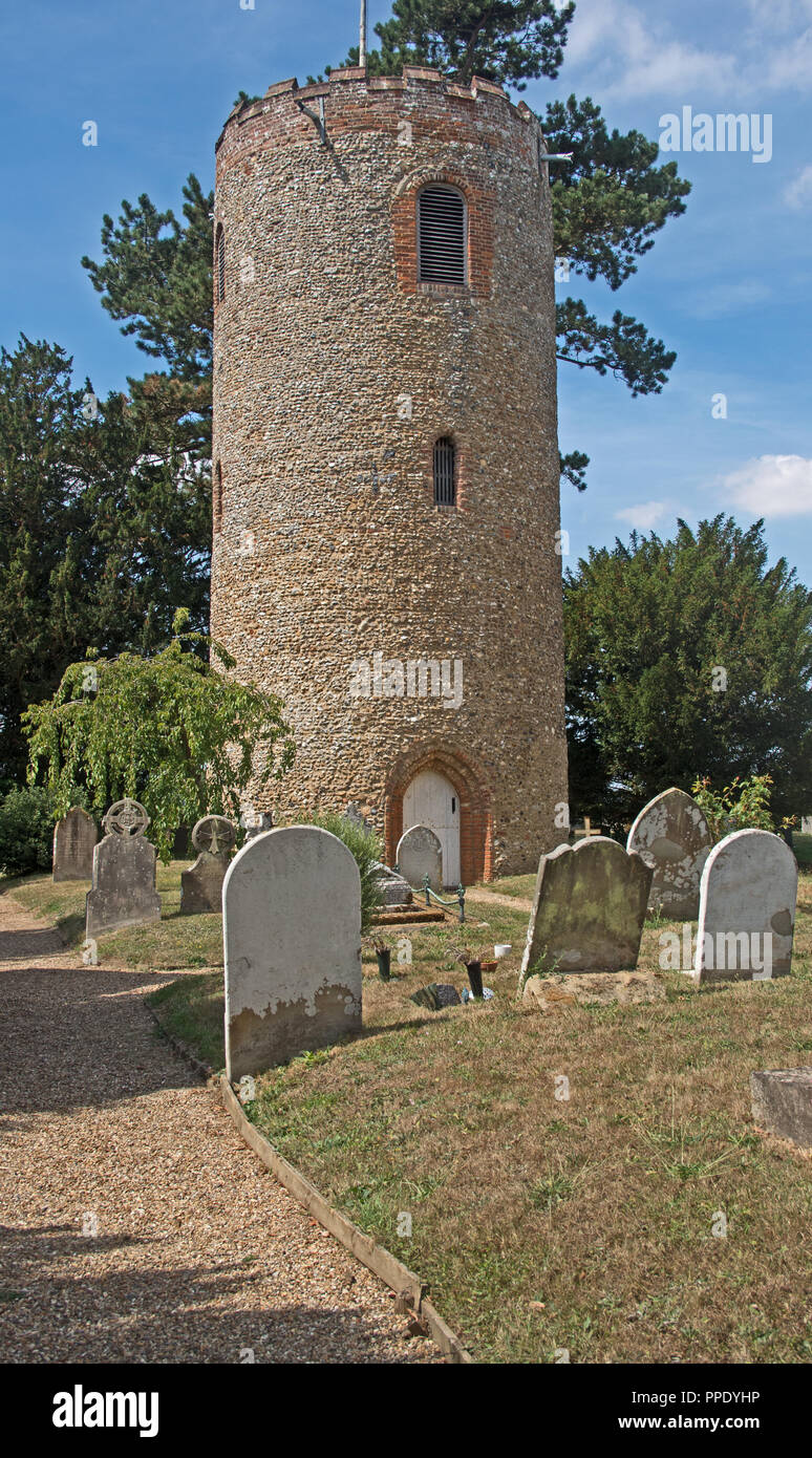 Villaggio Bramfield staccato Round Torre Campanaria chiesa di Sant'Andrea Suffolk Foto Stock