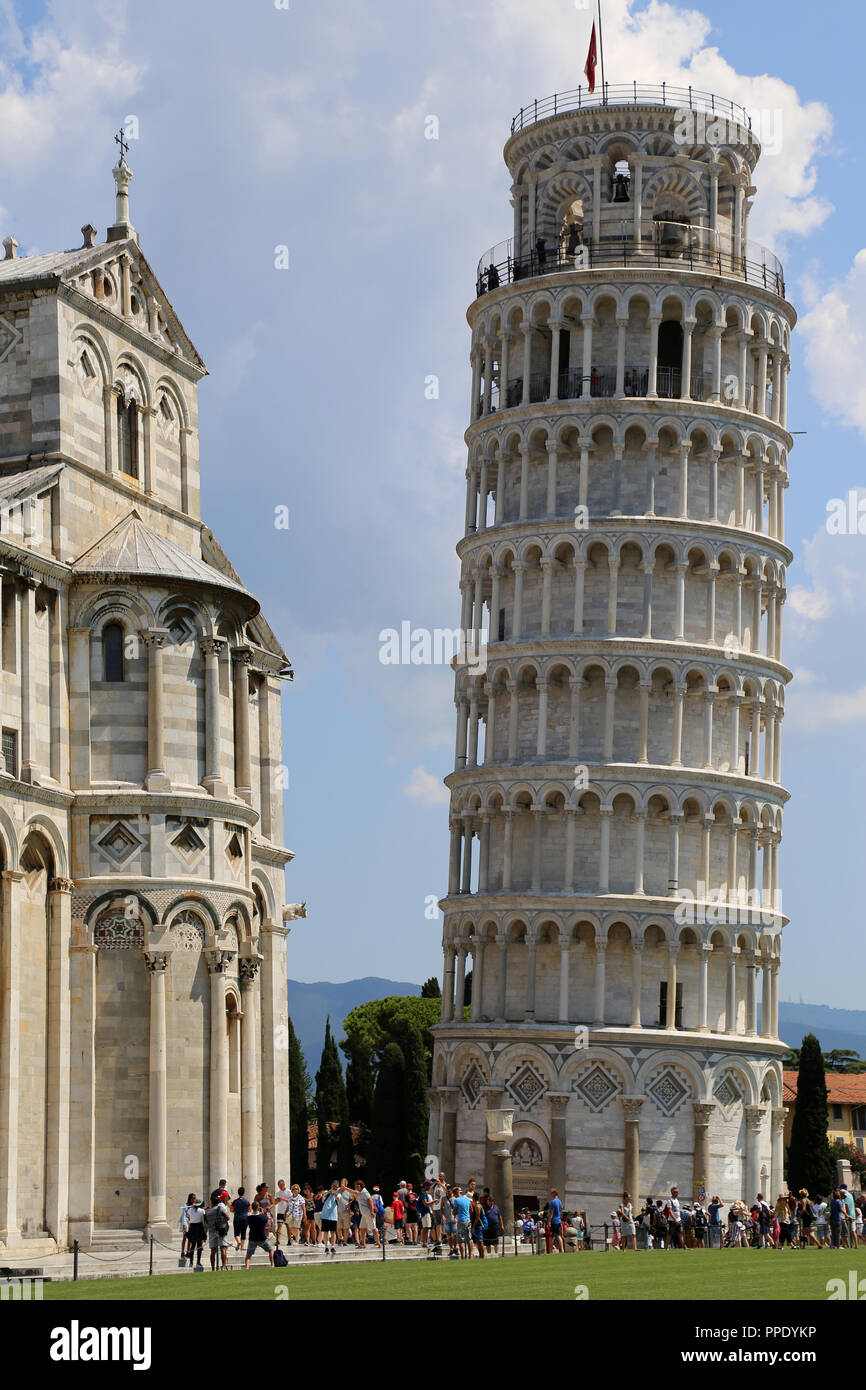 L'Italia. Pisa. Torre pendente di Pisa. Vista guardando verso l'alto. Xii secolo. Regione Toscana. Foto Stock