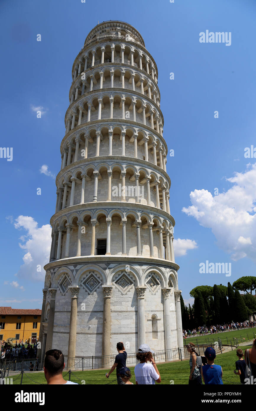 L'Italia. Pisa. Torre pendente di Pisa. Vista guardando verso l'alto. Xii secolo. Regione Toscana. Foto Stock