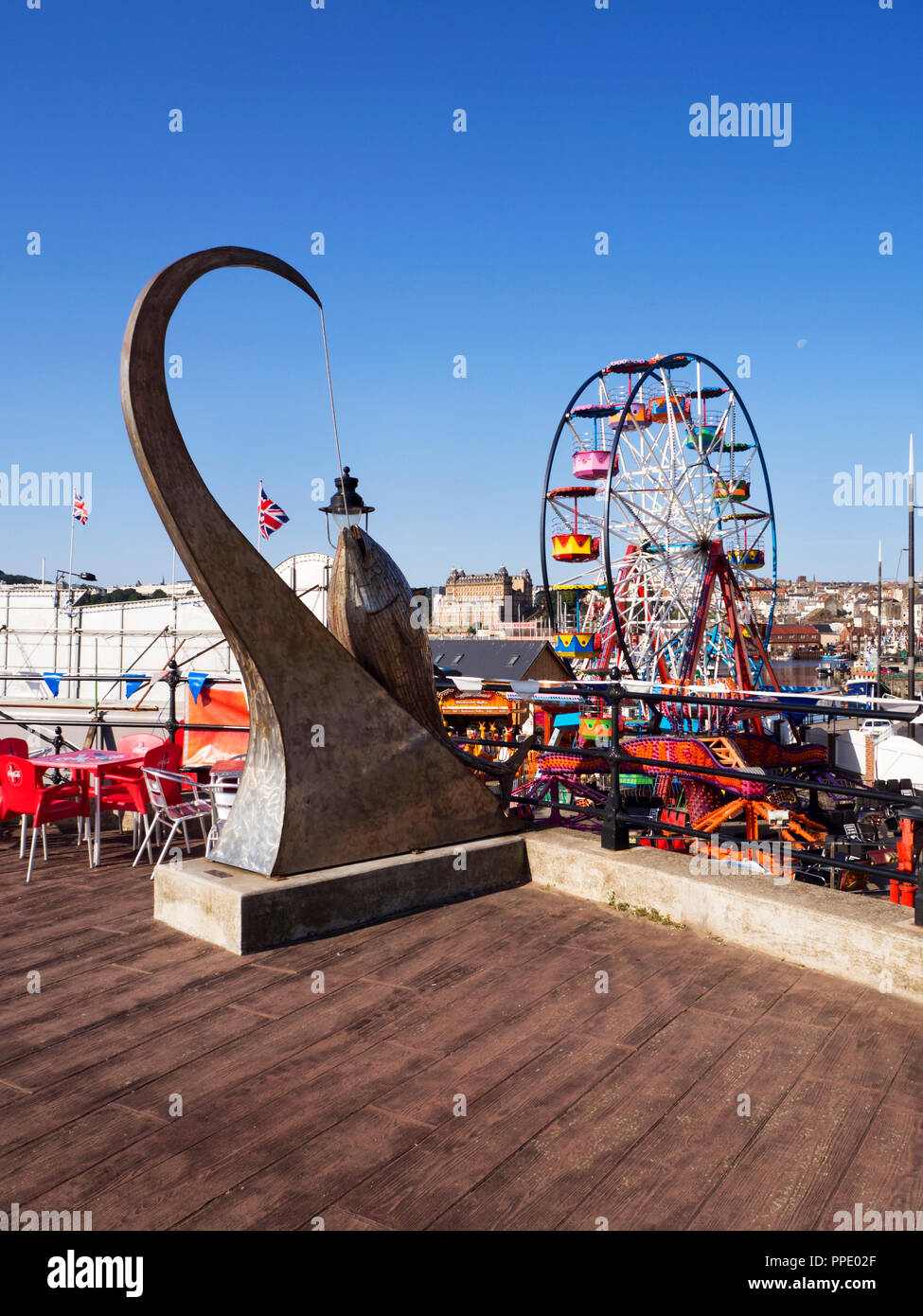 I tonni scultura da Ray Lonsdale sul molo Orientale con il Luna Park ruota panoramica Ferris al di là di Scarborough Yorkshire Inghilterra Foto Stock