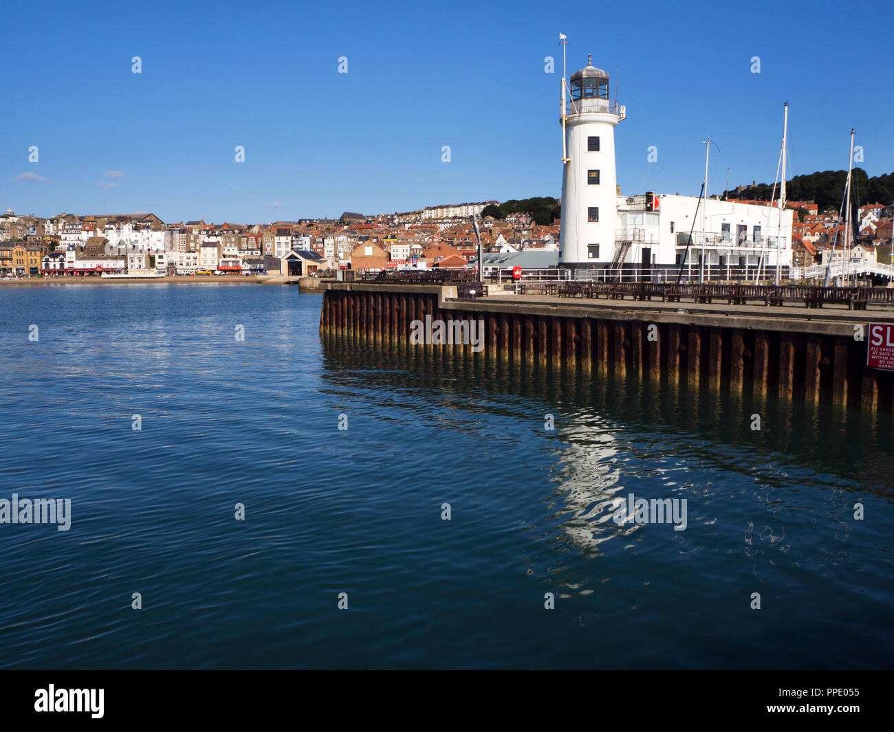 Il faro del porto visto dal molo Orientale Scarborough North Yorkshire Inghilterra Foto Stock