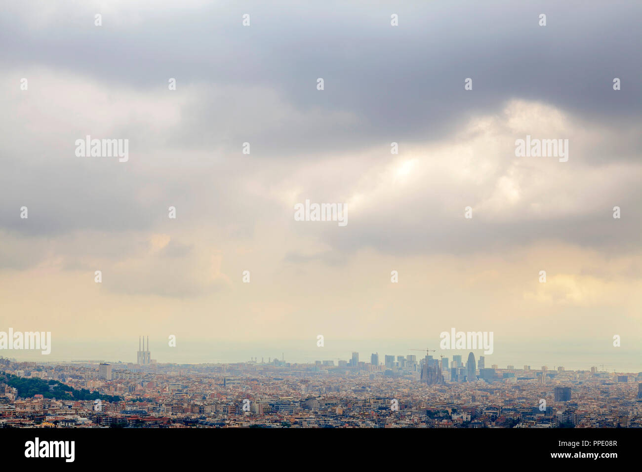 Città generale vista dal Belvedere di Collserola mountain,Barcellona. Foto Stock