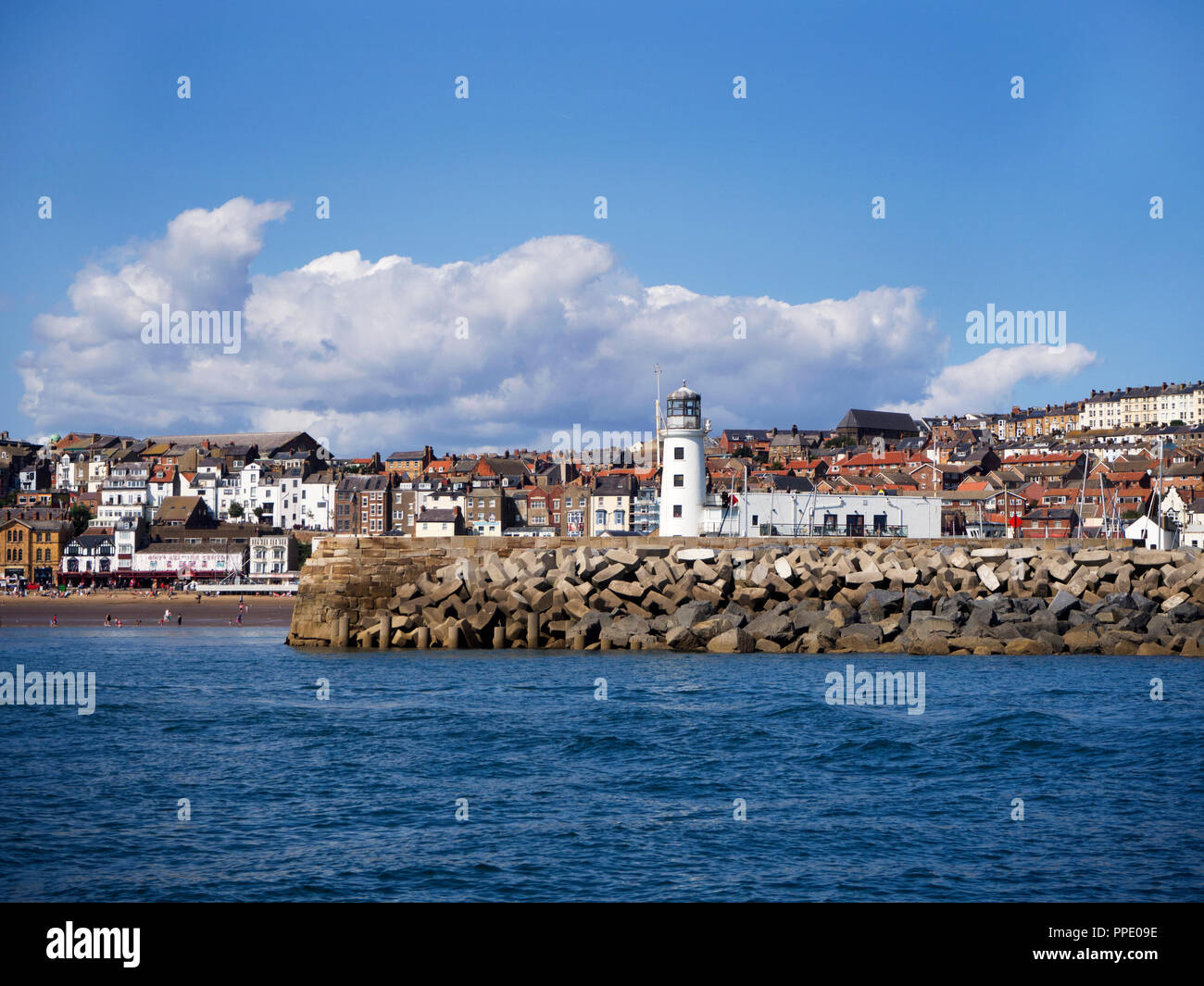 Il faro e il lungomare a Scarborough North Yorkshire Inghilterra Foto Stock