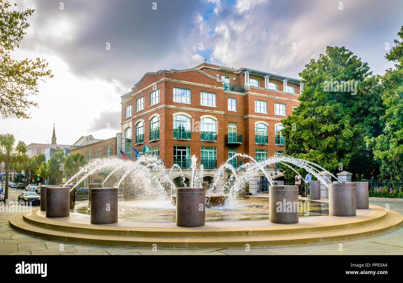 La splash fontana è raffigurato, 5 aprile 2015, a Waterfront Park a Charleston, Carolina del Sud. I 12 acri di parco, accoccolato accanto alla Cooper River Foto Stock