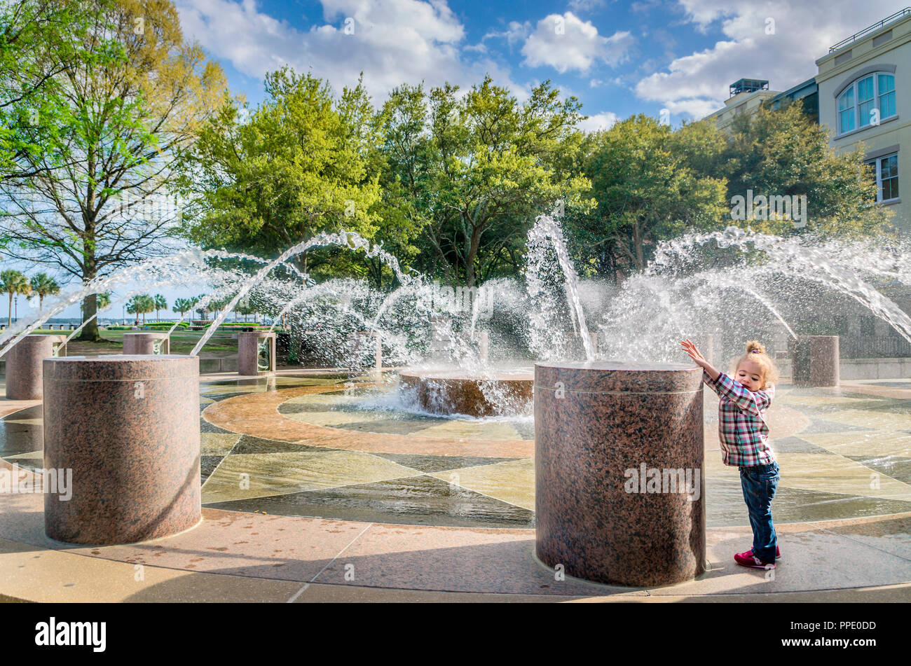 Una bambina gioca nello Splash Fontana, Aprile 5, 2015, a Waterfront Park a Charleston, Carolina del Sud. Foto Stock