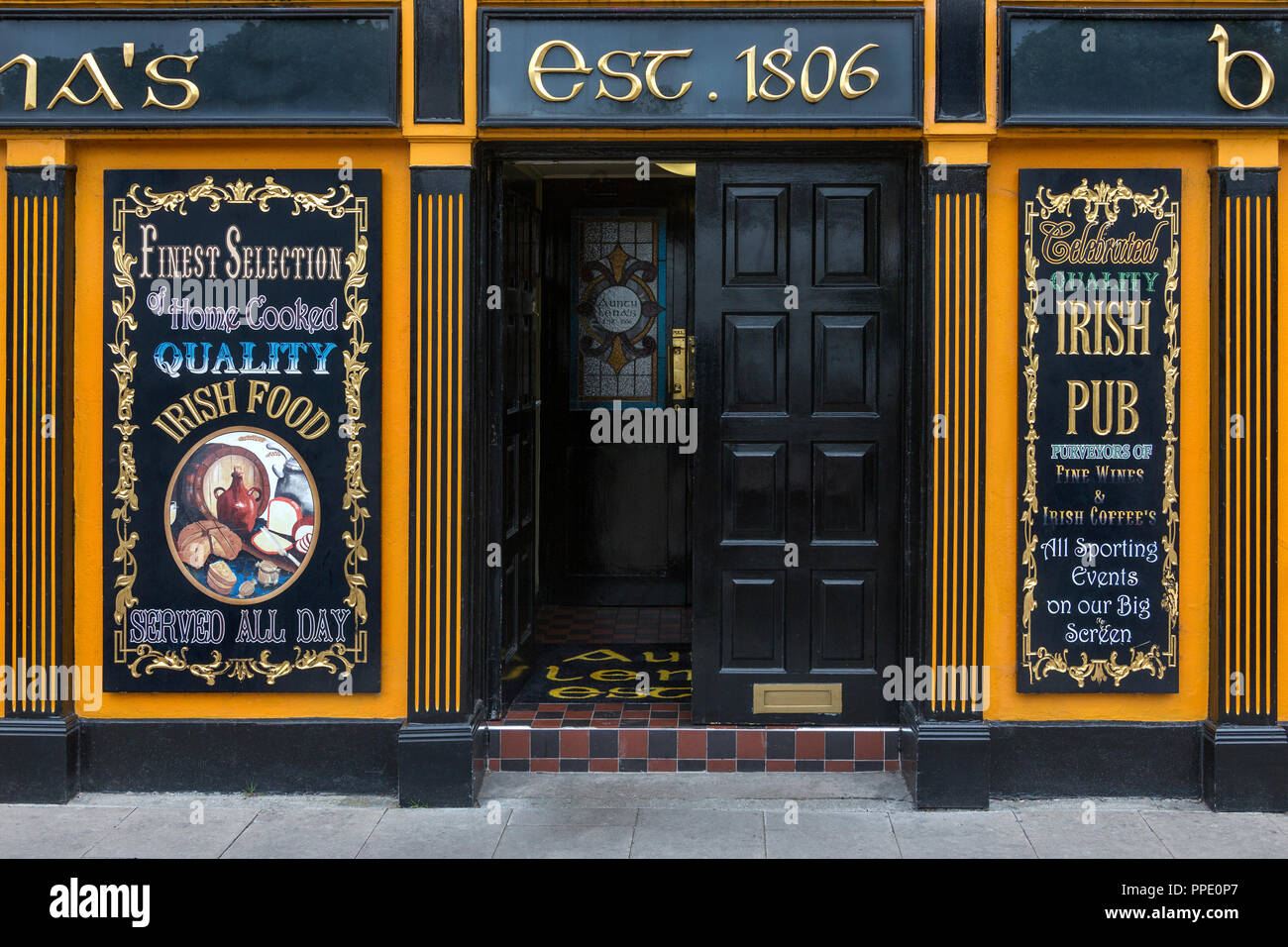 Un pub irlandese nel villaggio di Adare, County Limerick nella Repubblica di Irlanda. Foto Stock