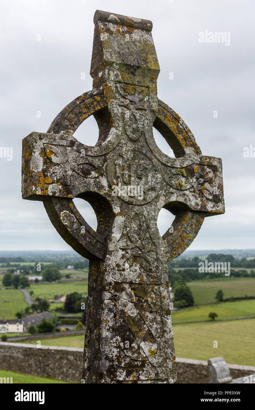 Una croce celtica presso la Rocca di Cashel, un sito storico vicino al villaggio di Cashel nella Contea di Tipperary nella Repubblica di Irlanda. Foto Stock
