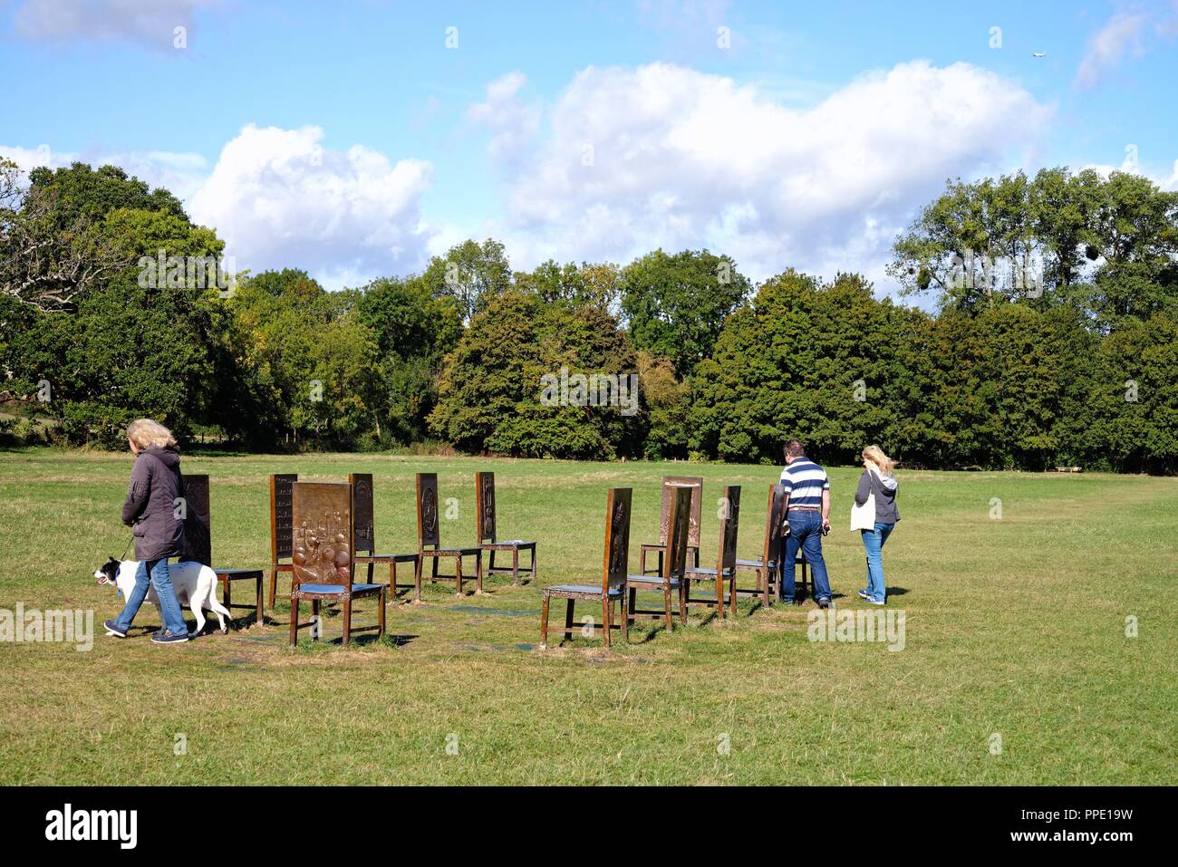 Il 'giurati sedie' a Runnymede creato dall'artista Hew Locke , Egham Surrey in Inghilterra REGNO UNITO Foto Stock