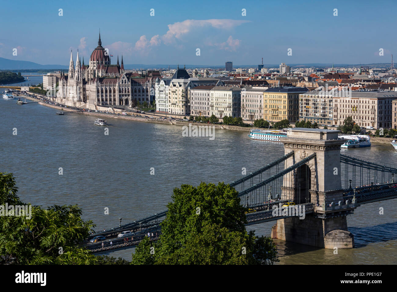Budapest, Ungheria. Vista sulla città, compresi i punti di riferimento del parlamento ungherese Building e il Ponte delle catene di Szechenyi. Foto Stock