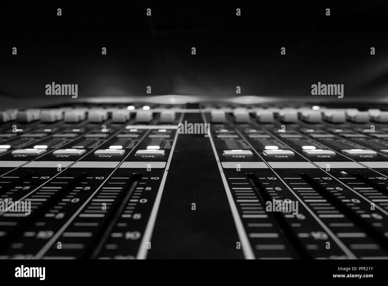 Ampio angolo di primo piano della Pro Audio Digital Mixing Console. Fader in bianco e nero della Console di controllo Foto Stock
