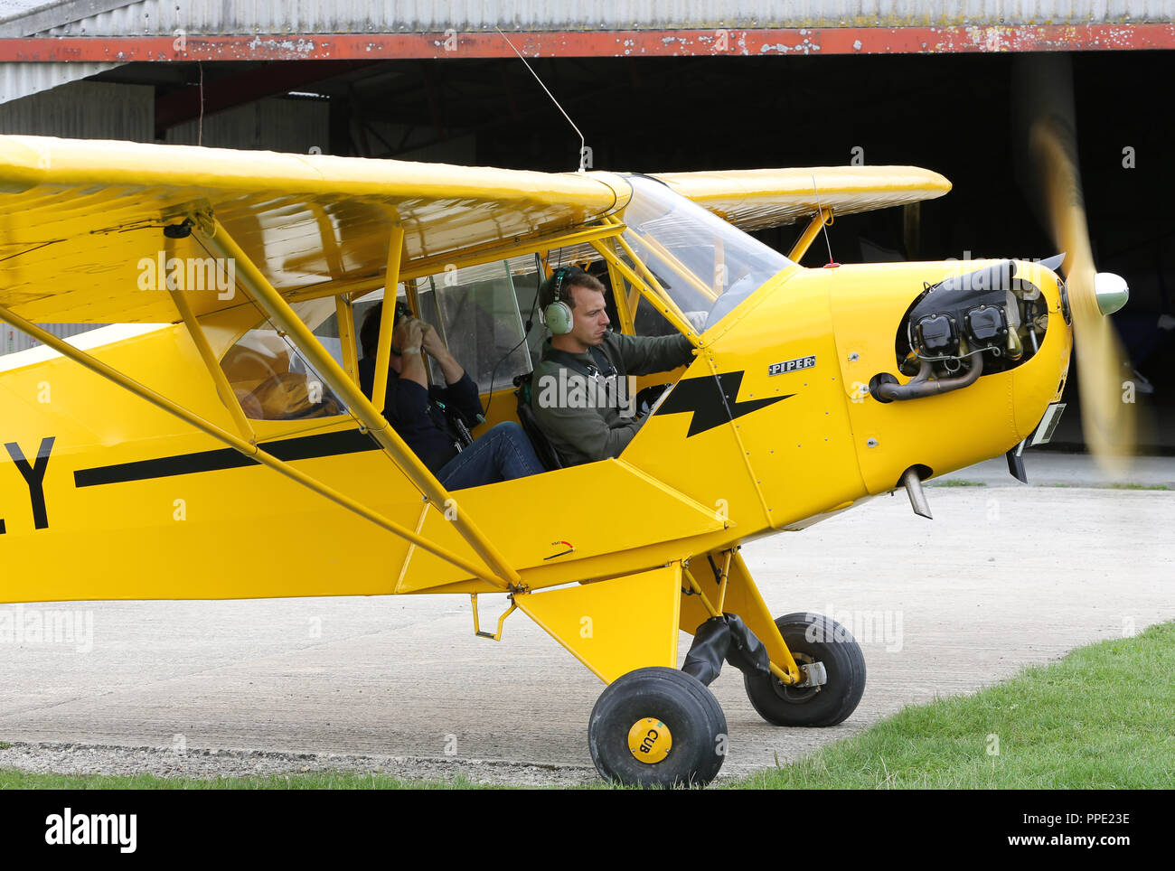 Arthur Williams e il suo Piper Cub Foto Stock