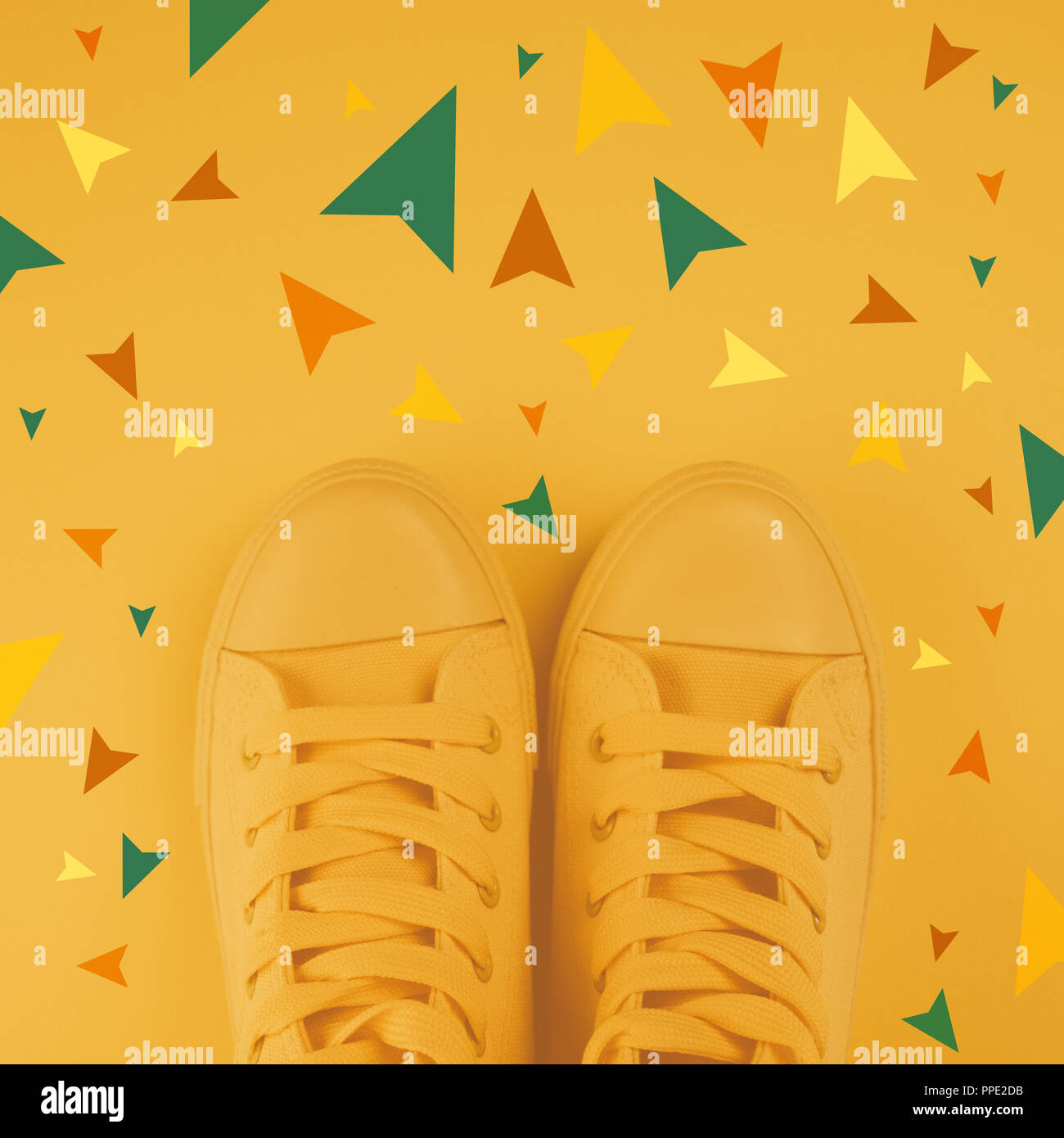 Prendere decisioni e scelte giuste nel concetto di vita, uno stile giovanile sneakers da sopra con le frecce rivolte verso direzioni diverse come se la persona ha avuto vari Foto Stock