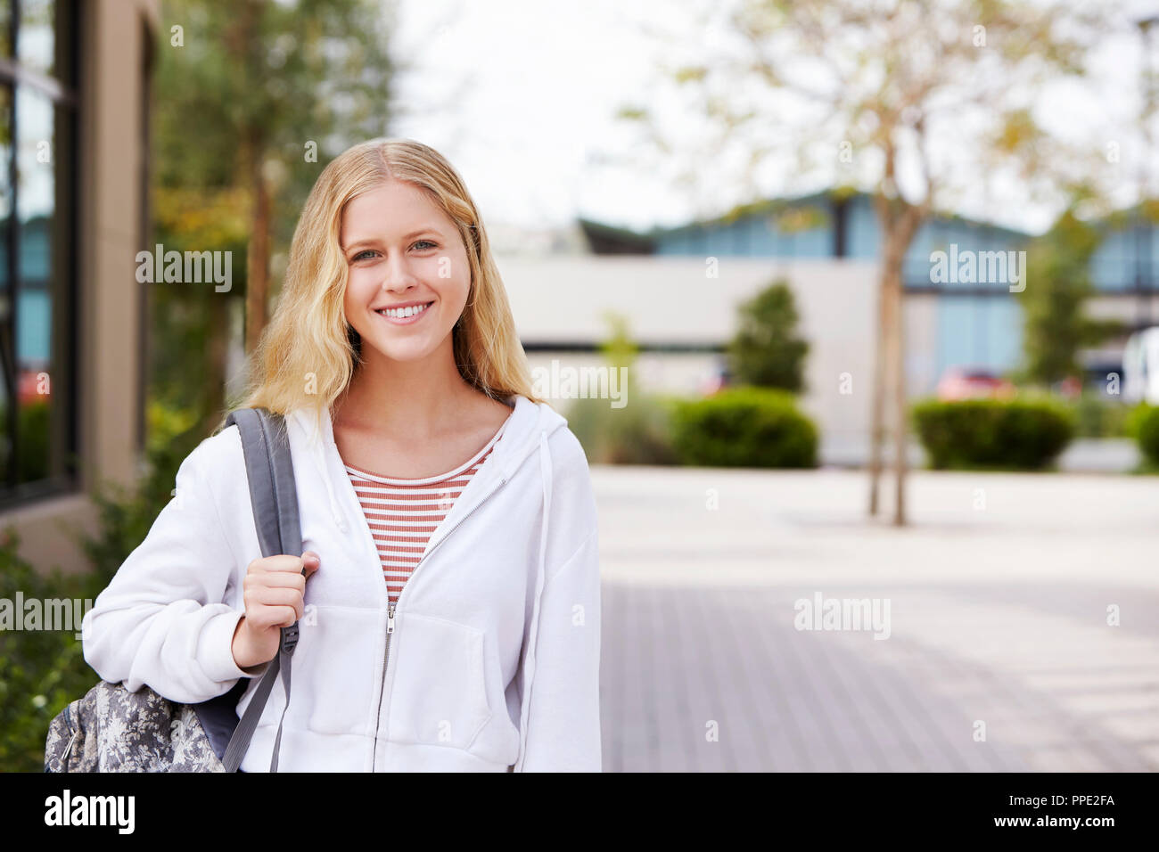 Ritratto di donna di alta scuola studente al di fuori del College di edifici Foto Stock