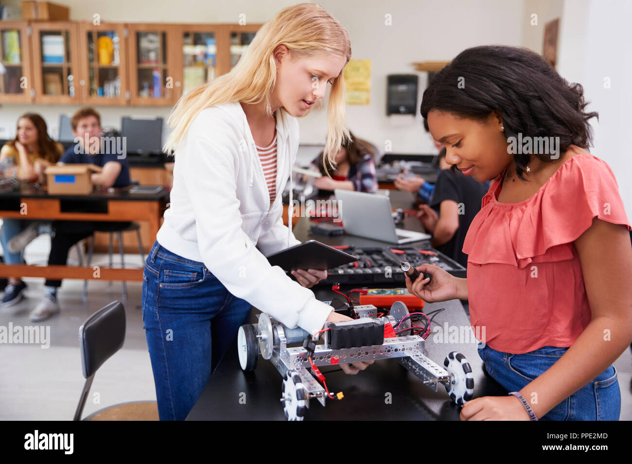 Due allievi femminile costruzione veicolo robotico nella lezione di scienze Foto Stock