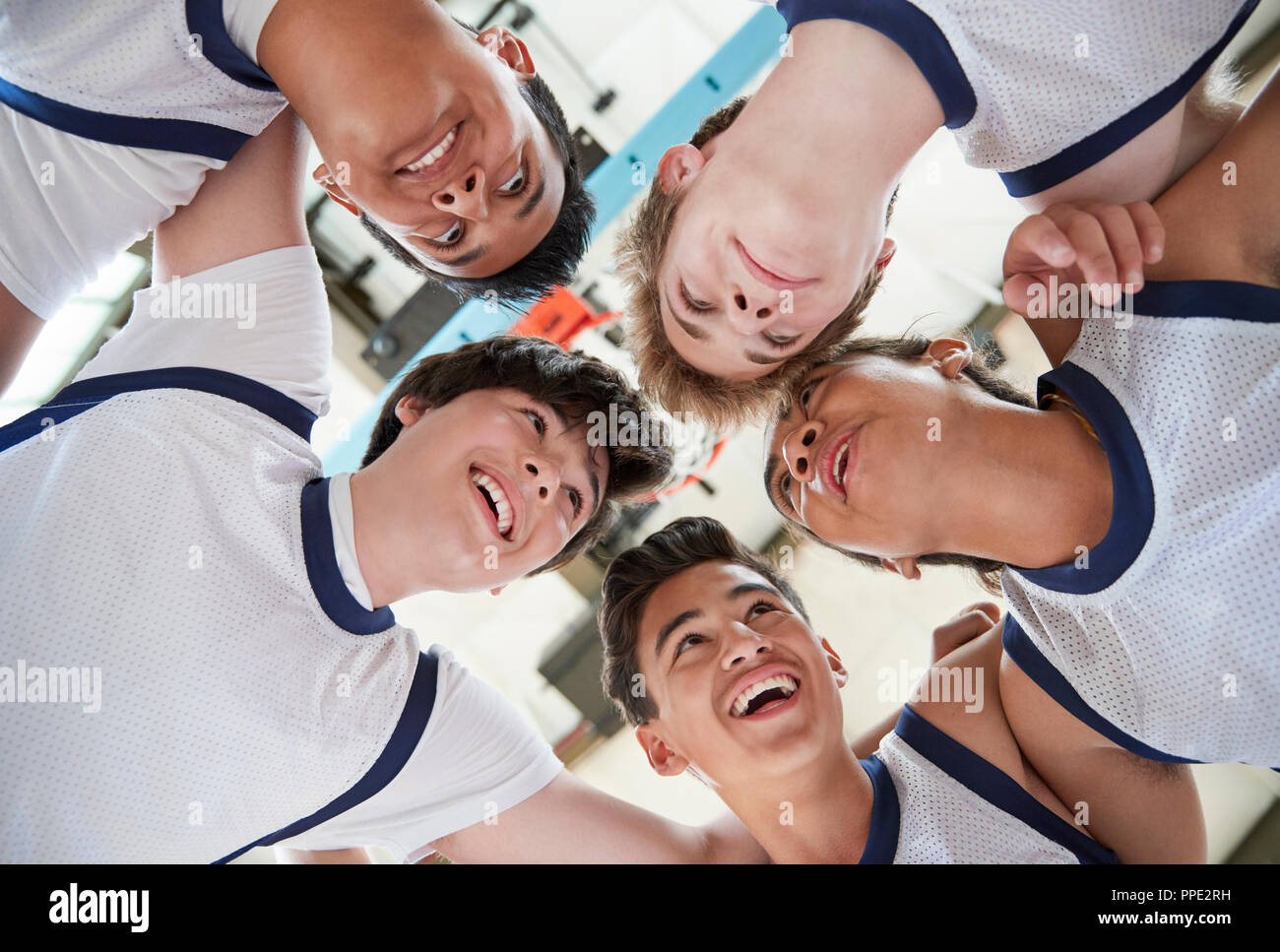 Basso Angolo di visione dei maschi di alta scuola di giocatori di pallacanestro avente parlare del Team Foto Stock