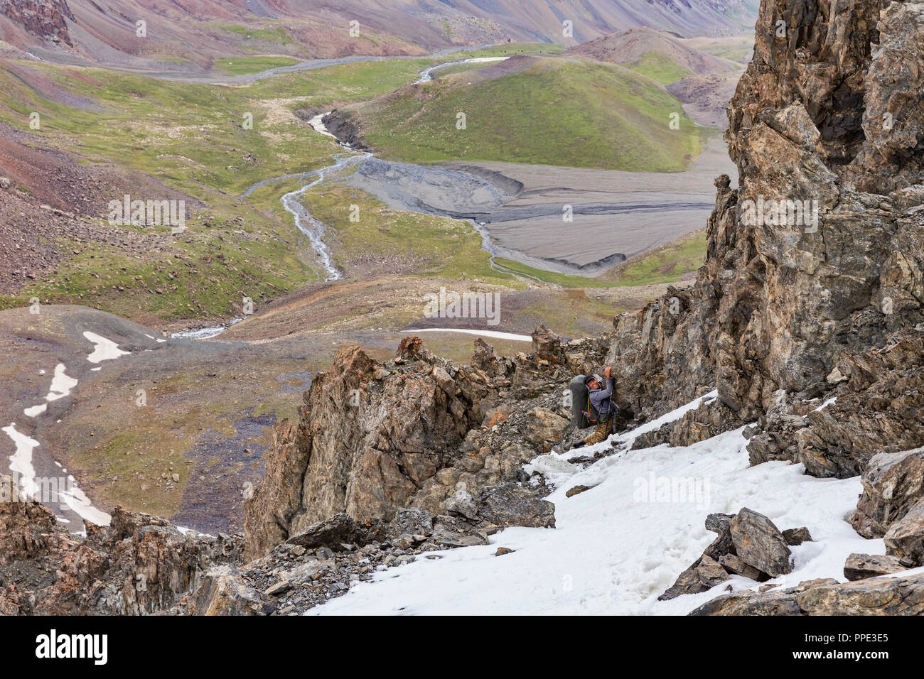 La altezze incredibili di Alay Trek nel sud-ovest del Kirghizistan che prende in 4 3000+ metro passa. Foto Stock