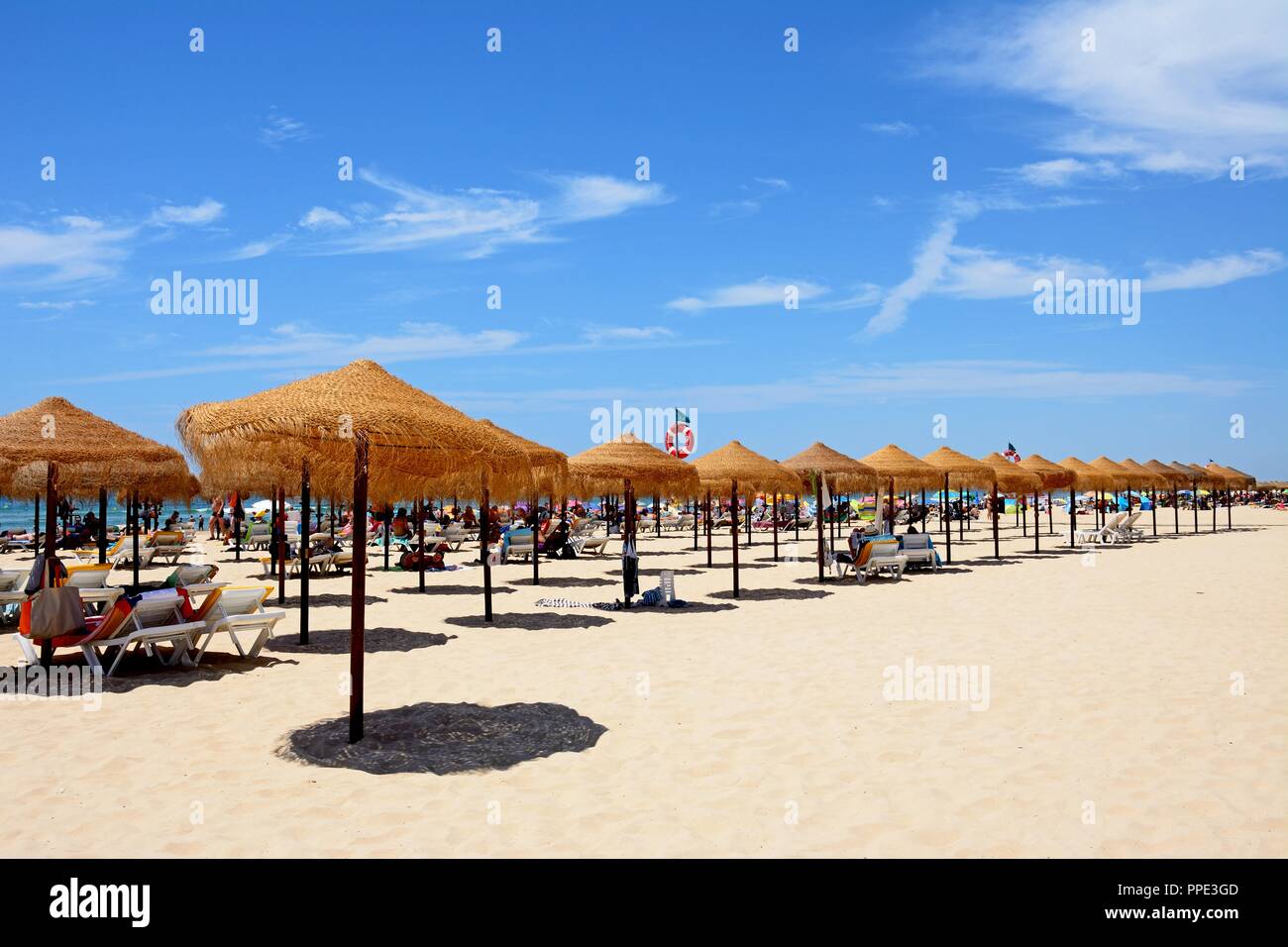 I turisti relax sulla spiaggia durante il periodo estivo, Praia da Monte Gordo, Vila Real de Santo Antonio, Algarve, Portogallo, dell'Europa. Foto Stock