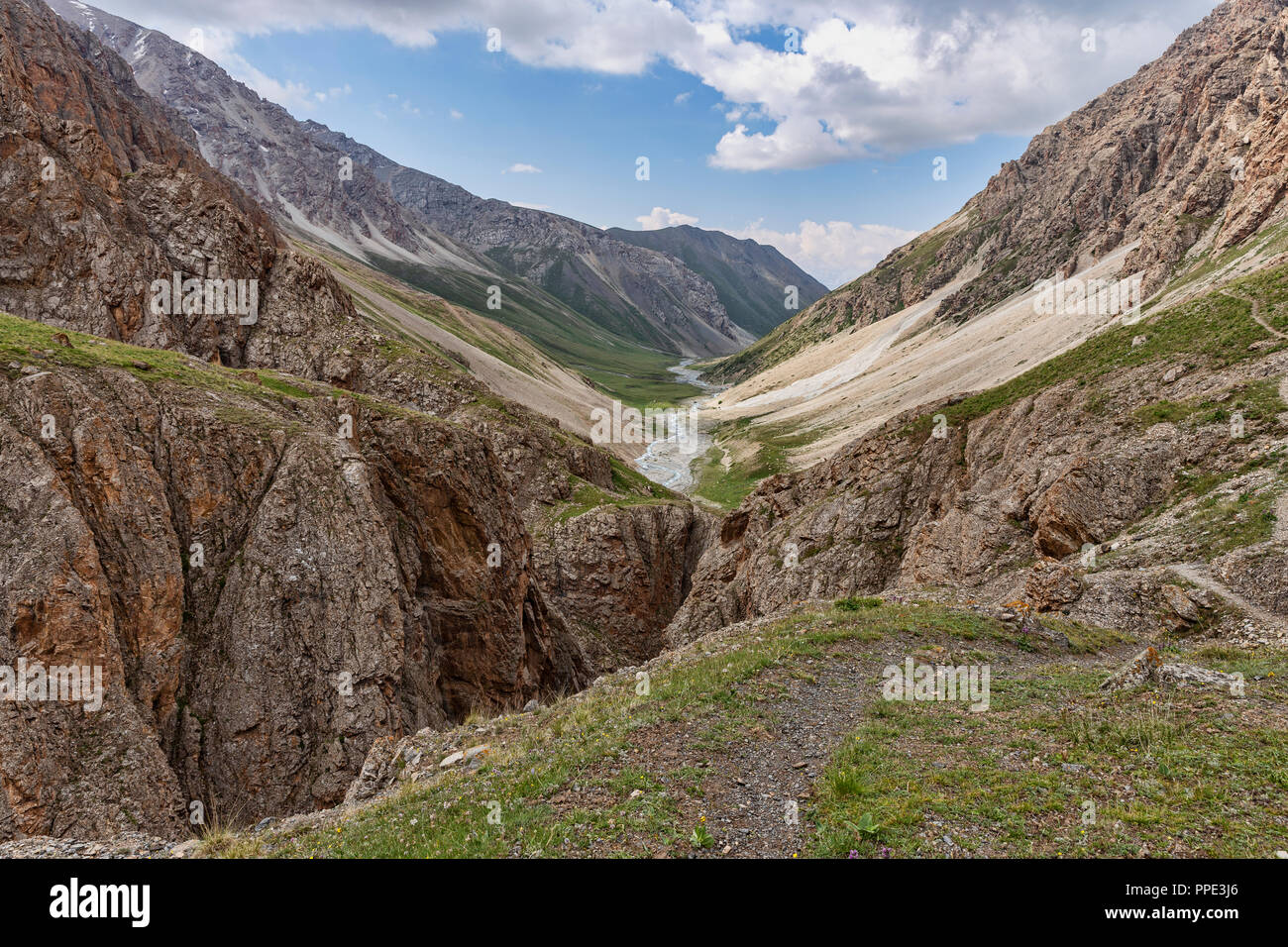 La altezze incredibili di Alay Trek nel sud-ovest del Kirghizistan che prende in 4 3000+ metro passa. Foto Stock