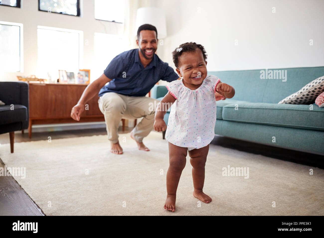 Bimba ballare con il Padre nel salotto di casa Foto Stock