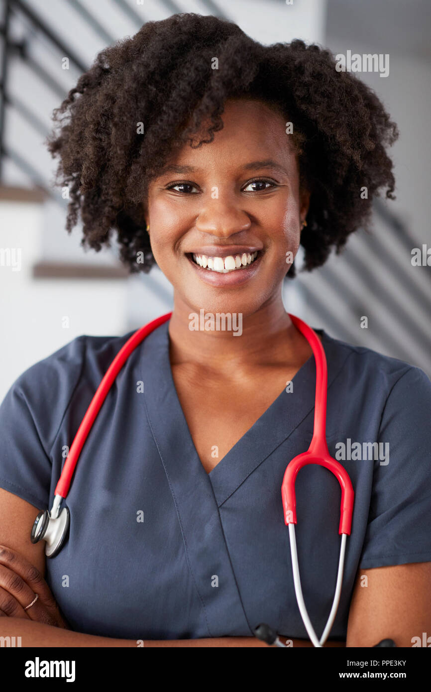 Ritratto di donna indossa infermiere Scrubs in ospedale Foto Stock