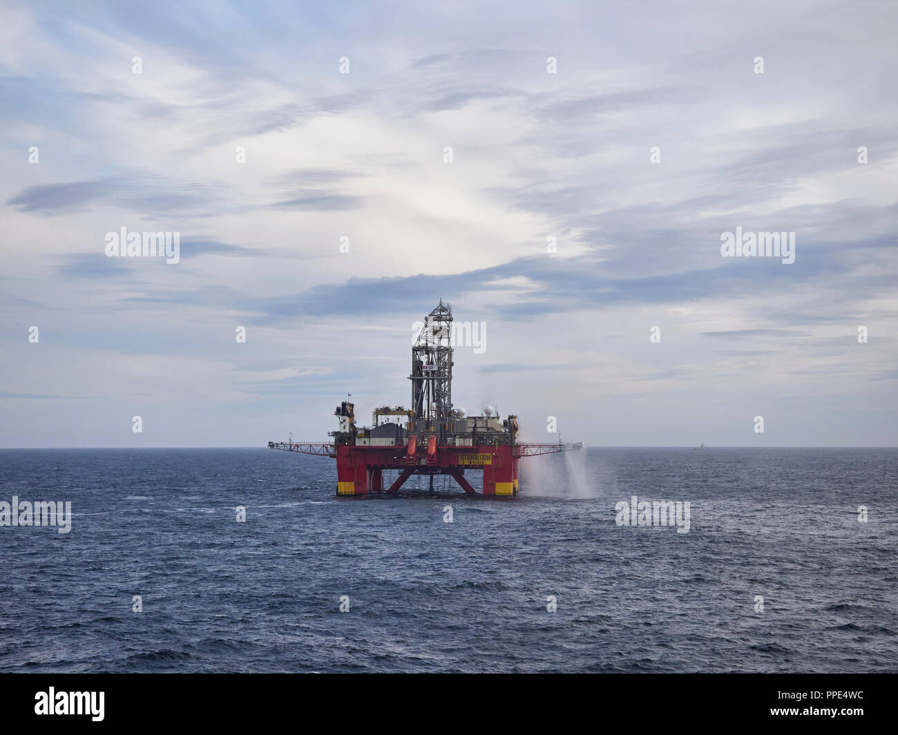 A ovest di Shetland Scozia, Regno Unito il 9 agosto 2018, la Stena Don Trivellatrice attualmente in fase di flaring e le operazioni di test sul recente announ Foto Stock