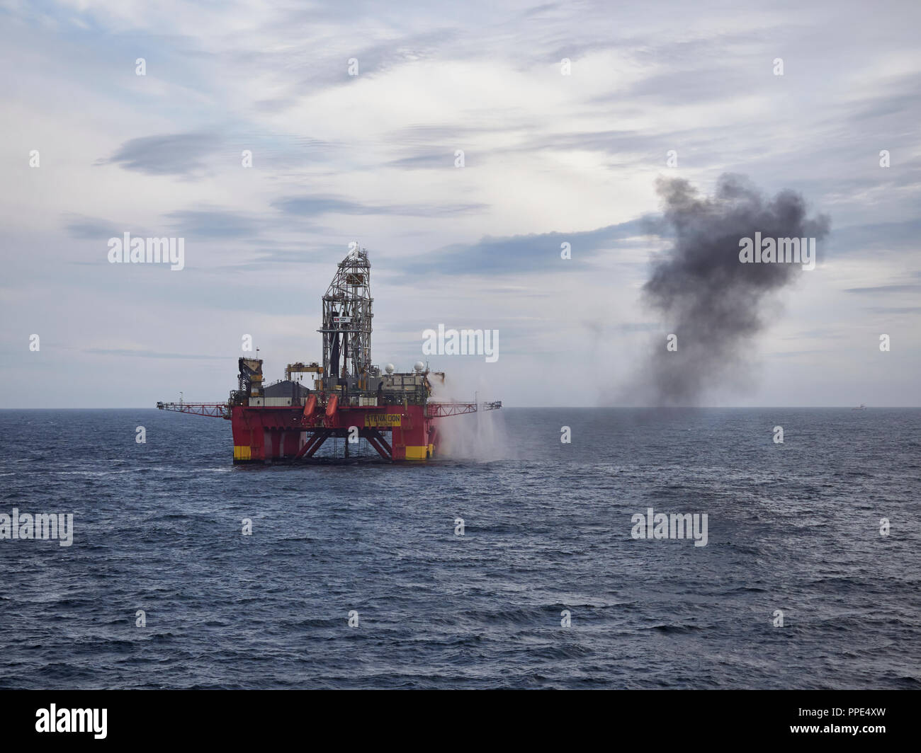 A ovest di Shetland Scozia, Regno Unito il 9 agosto 2018, la Stena Don Trivellatrice attualmente in fase di flaring e le operazioni di test sul recente announ Foto Stock