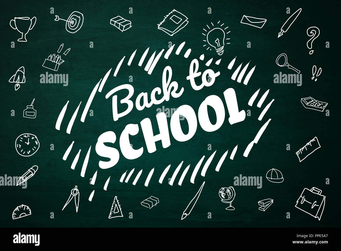Si torna a scuola il testo con forniture di cancelleria scuola attività oggetto di apprendimento disegnati a mano sulla lavagna verde, istruzione torna al concetto di scuola id Foto Stock