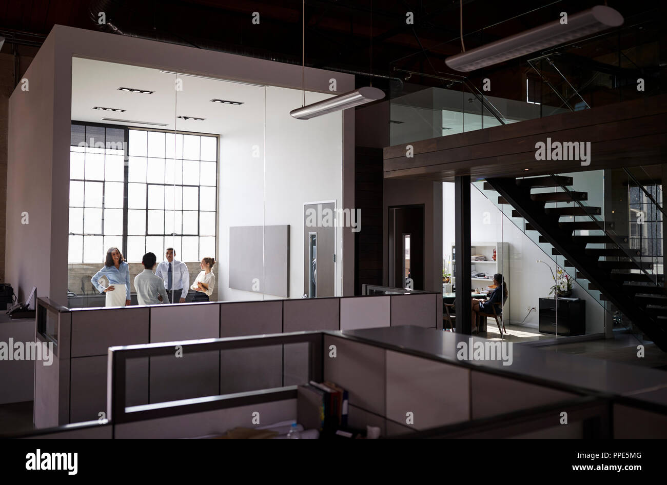 La gente di affari che lavorano in office unit visto dal corridoio Foto Stock